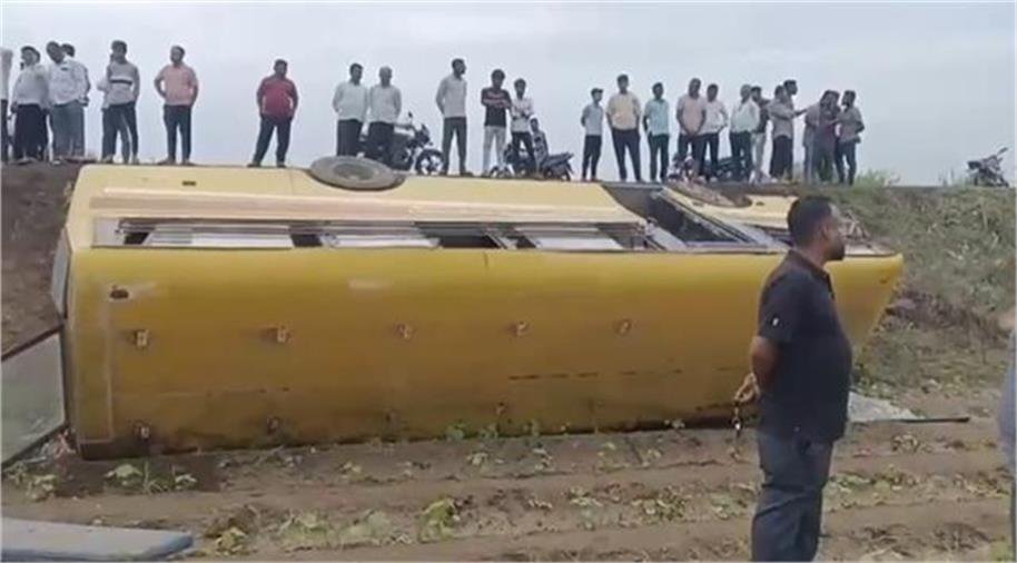  स्कूल बस पलटने से मची चीख-पुकार, कई छात्र घायल