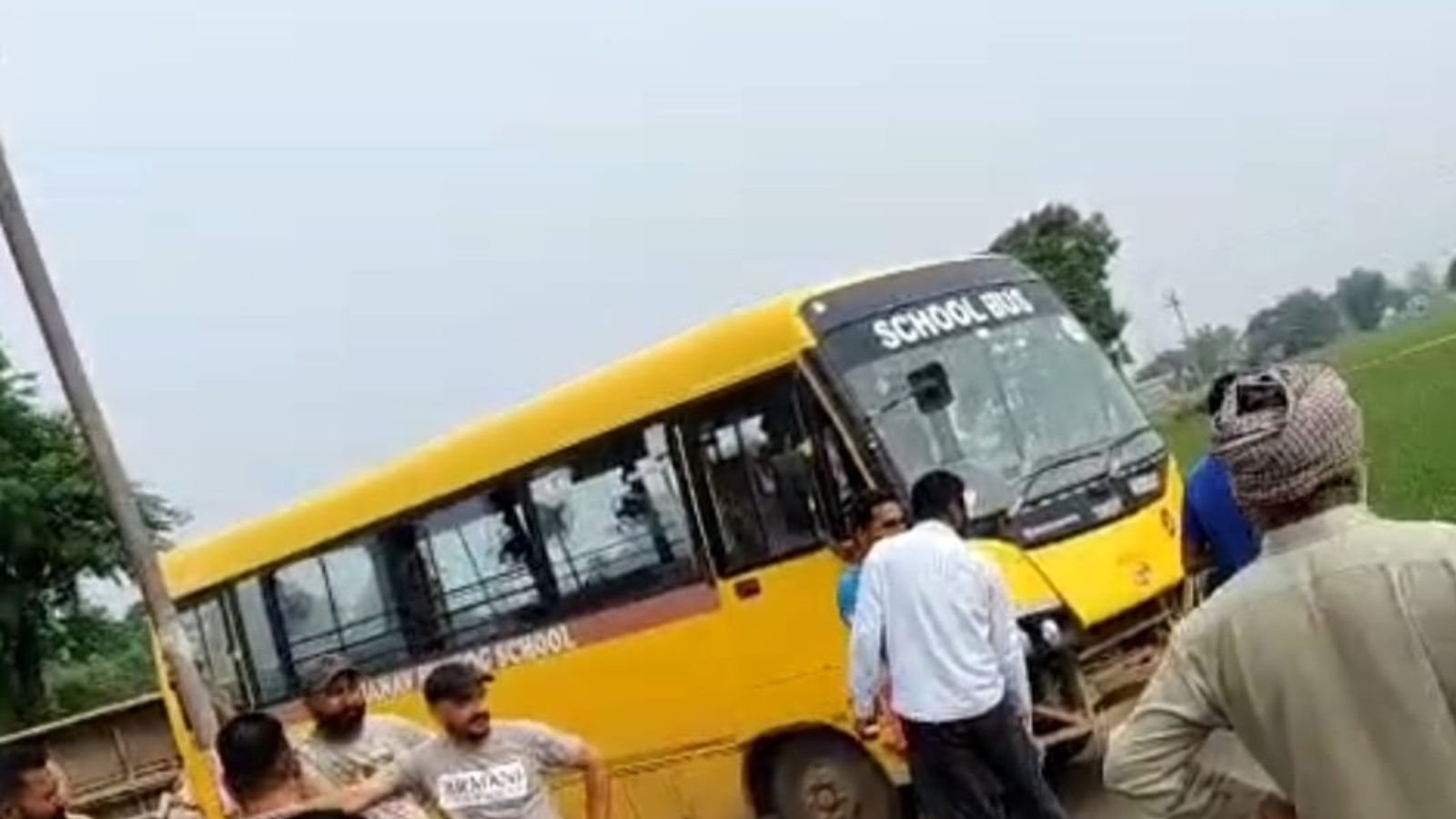 जालंधर में स्कूल बस हादसा, पीछे से आ रही बस की टक्कर लगने से स्कूल बस पलटी 