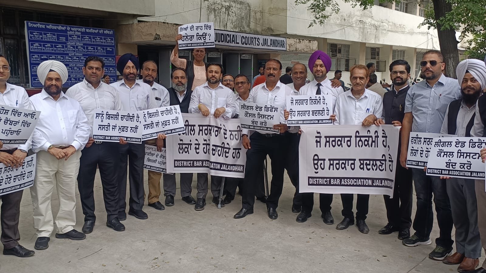 जालंधर में वकीलों की हड़ताल जारी, पंजाब सरकार की LADCS पॉलिसी का विरोध तेज