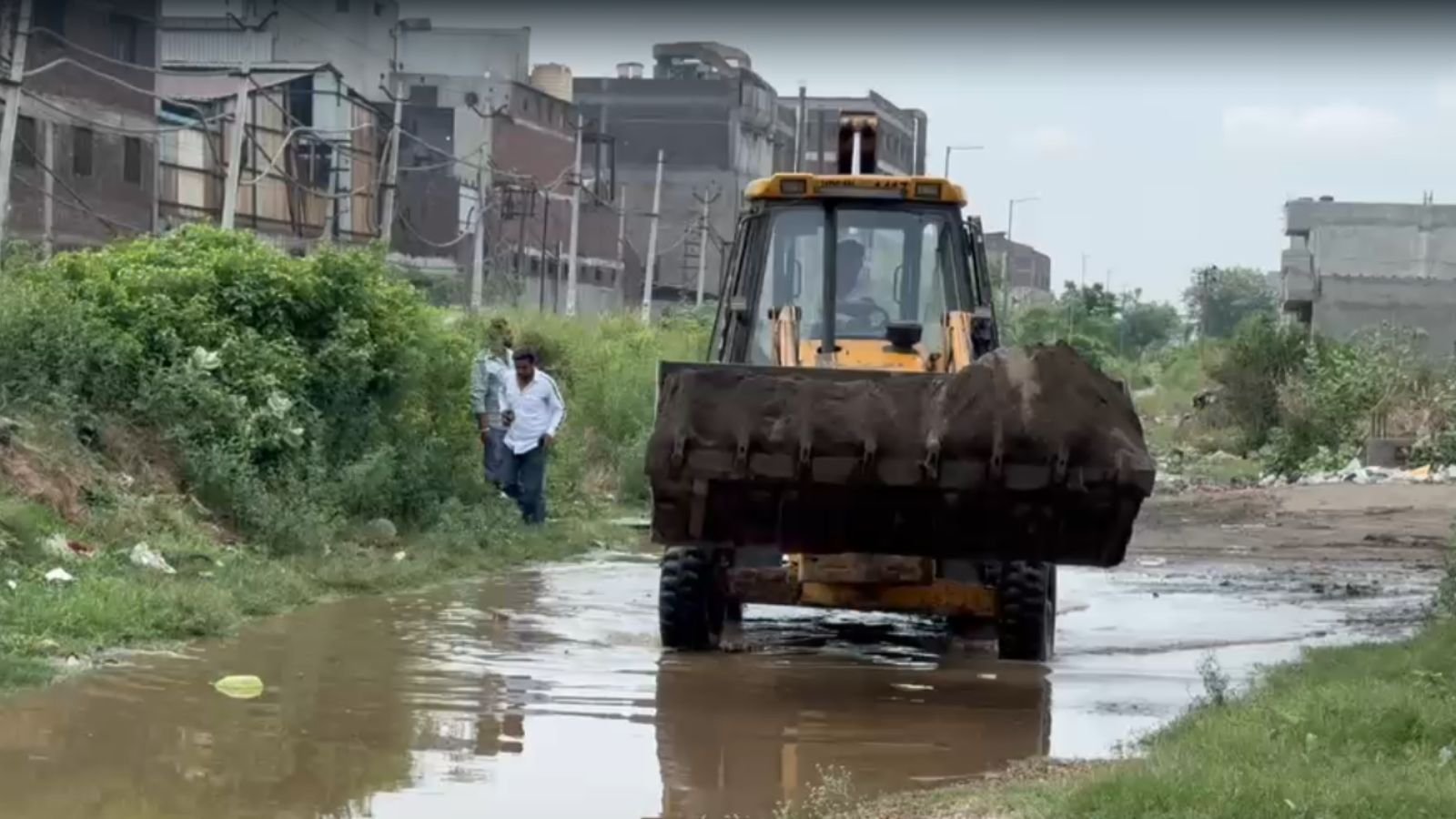जालंधर में नहर का बांध टूटने से मचा हड़कंप, लोगों ने खुद संभाला मोर्चा