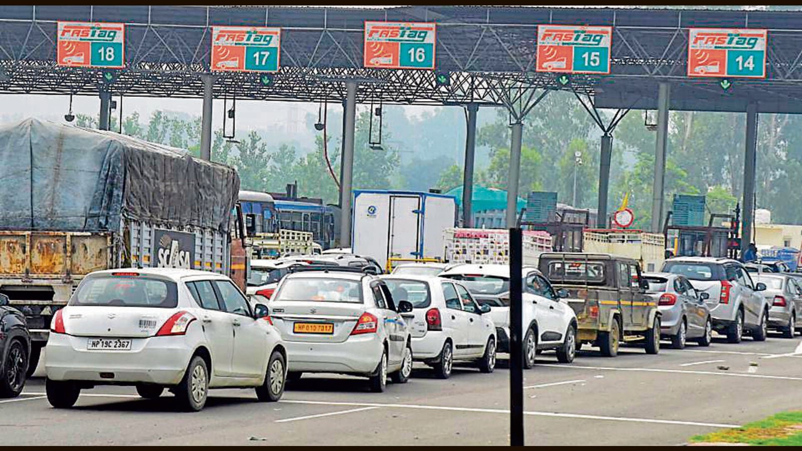 लाडोवाल टोल प्लाजा पर किसानों का कब्जा, शाम 4 बजे तक वाहनों की मुफ्त आवाजाही