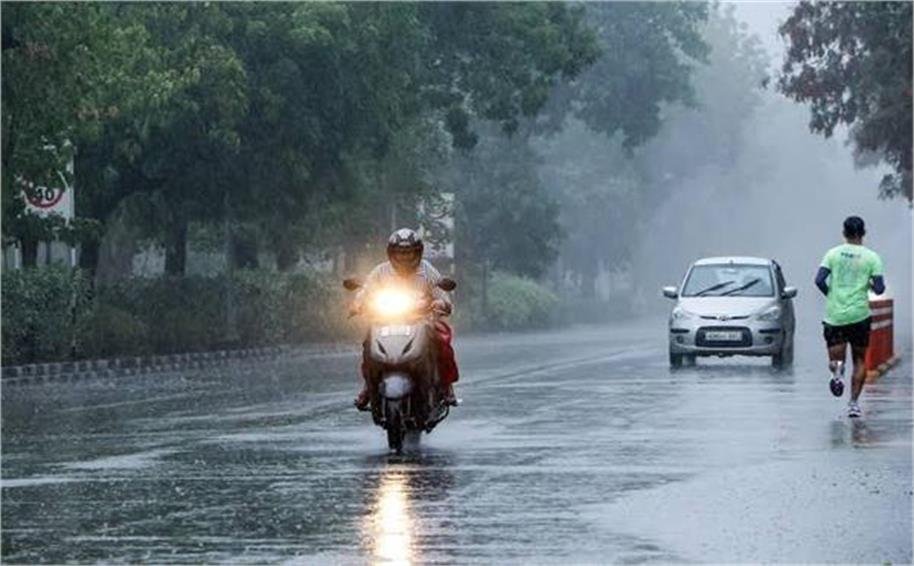 जालंधर में बारिश से मौसम हुआ सुहावना, सड़कों पर भरा पानी