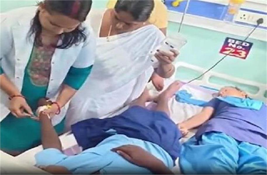 सरकारी स्कूल में मिड डे मील के बाद बिगड़ी बच्चों की तबीयत, प्रशासन में मचा हड़कंप